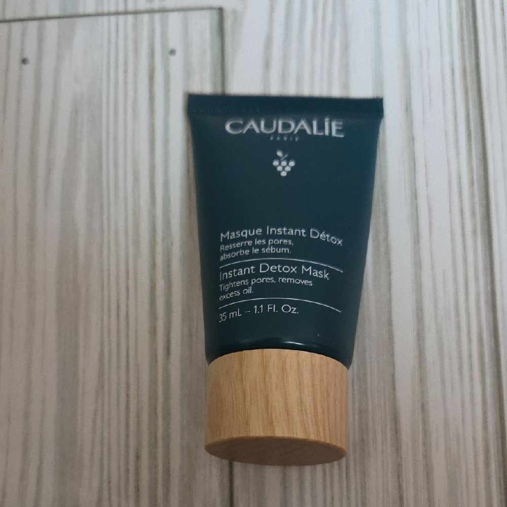 Caudalie Detox Mask in Dark Green with Wooden Cap